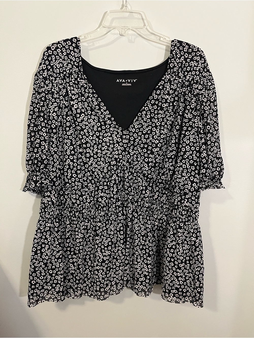 AVA & VIV Black & White Ditsy Floral V-Neck Peplum Mesh Blouse with Puff Sleeves